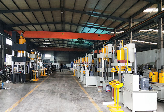 威鍛液壓校直機(jī)車間